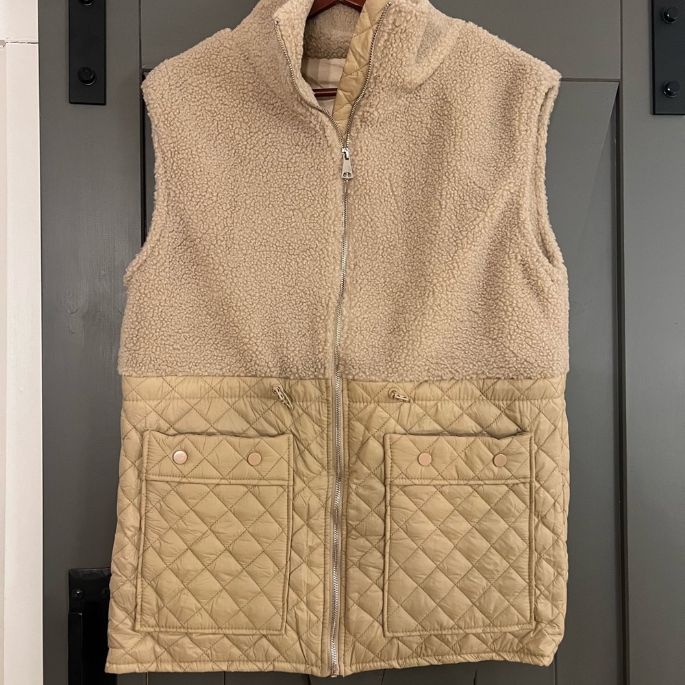 Coco & Carmen Tan Quilted Sherpa women’s Vest size S/M